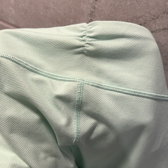 Lululemon / size 10 mint green crops - Picture 6 of 6
